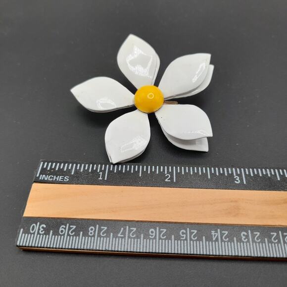 Vintage 1960s White Yellow Enamel Flower Brooch - Picture 5 of 8